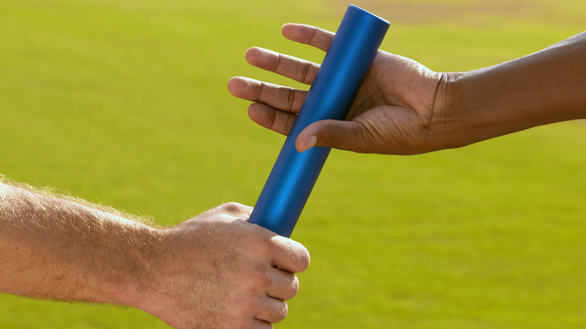 水上瑜伽桨板团体赛 水纹荡漾中保持合十姿势